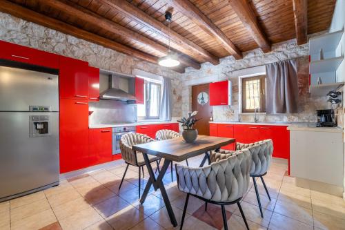 A kitchen or kitchenette at Platanus Inn Apartments by "elite"