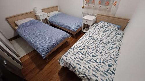 two twin beds in a room withthritisthritisthritisthritisthritisthritisthritisthritisthritis at Vile Park Apartments Pula in Pula