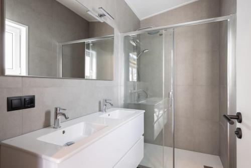 un bagno con lavandino e doccia di De Leughte Resort Renswoude a Renswoude