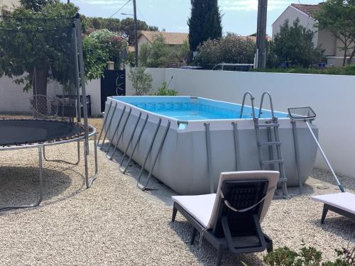 una piscina con mesa y silla en Maison avec jardin proche Avignon 2 chambres, en Les Angles