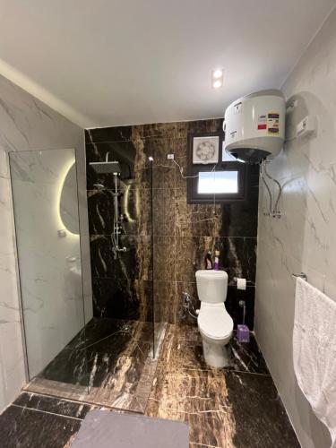 Ein Badezimmer in der Unterkunft 2 BRs Chalet in Helnan Resort with access to the sea and Pools