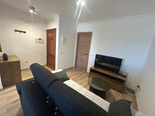 a living room with a couch and a tv at Bahamas Avenida Muelle in Puerto de la Cruz