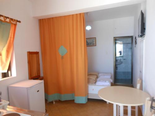 Postel nebo postele na pokoji v ubytování Gyrouli Studios