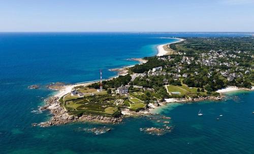 an aerial view of an island in the ocean at Appartement -front de mer- in Fouesnant