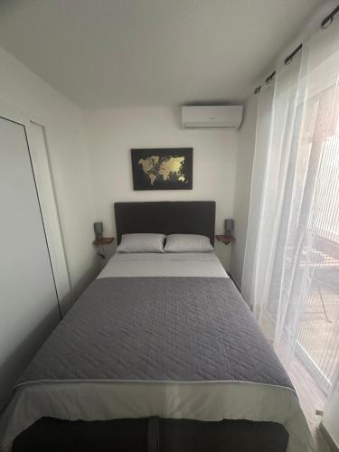 Кровать или кровати в номере Cozy one bedroom apartment with parking