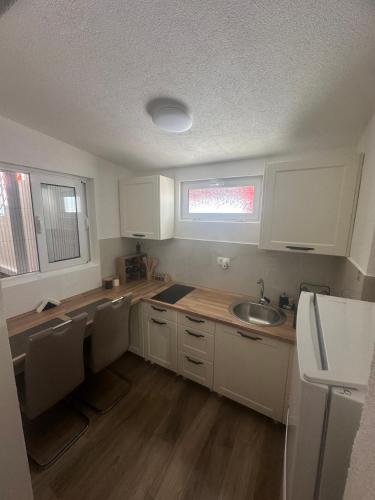 Кухня или мини-кухня в Cozy one bedroom apartment with parking
