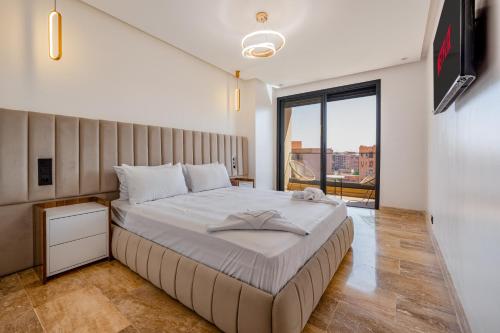 Ένα ή περισσότερα κρεβάτια σε δωμάτιο στο 1 Ch, 1 SDB et Parking gratuit au Centre de Gueliz avec vue