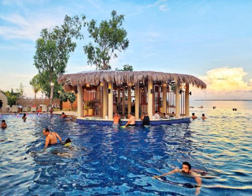 Bazén v ubytování Mactan Newtown with Garden and Ocean View nebo v jeho okolí