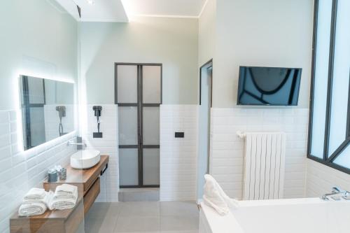 a bathroom with a tub and a sink at Deluxe Spaccanapoli in Naples