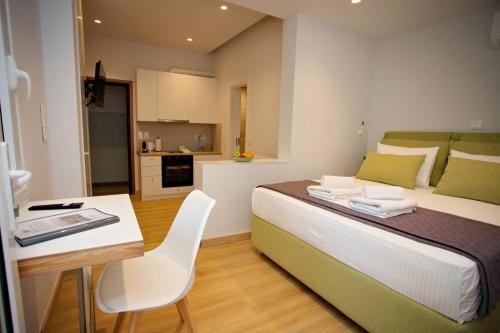 Emily in Athens - Central balconette flat with Starlink