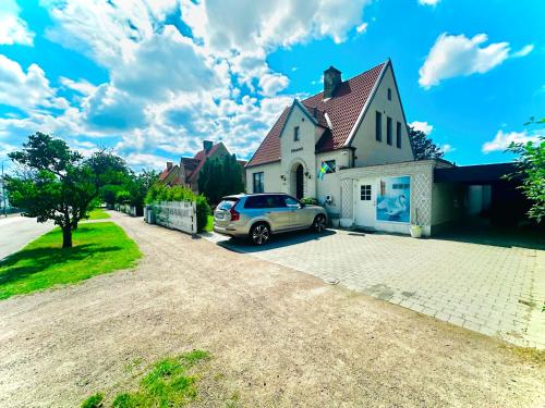 a car parked in a driveway in front of a house at Brabo källare in Landskrona