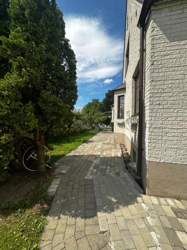 a cobblestone street in front of a building at Brabo källare in Landskrona