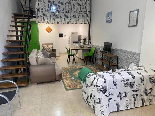 una sala de estar con un sofá y una mesa en Green apartment, en Tiflis