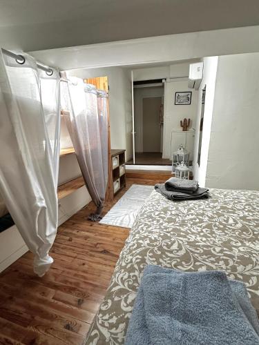 - une chambre avec un lit et une chambre avec un étage dans l'établissement Le Cosy de Montfort, à Vaison-la-Romaine