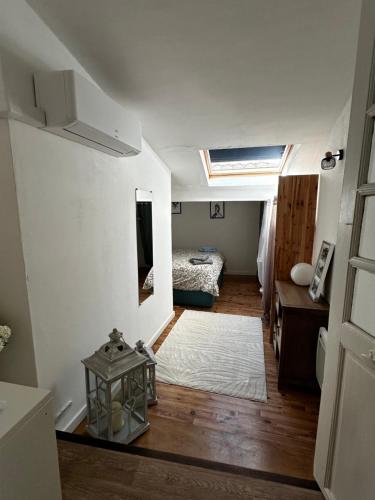 ヴェゾン・ラ・ロメーヌにあるLe Cosy de Montfortのベッド1台とテーブルが備わる部屋