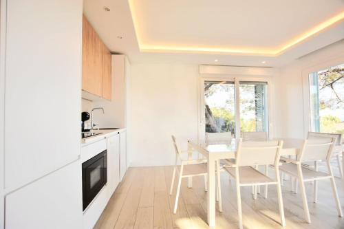 a kitchen and dining room with a table and chairs at BHost - Bungalows Mazagón in Palos de la Frontera