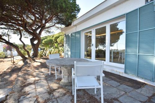 a table and chairs on the patio of a house at BHost - Bungalows Mazagón in Palos de la Frontera