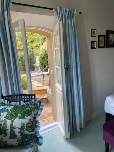 Ένα ή περισσότερα κρεβάτια σε δωμάτιο στο La Bastide Sainte Thérèse