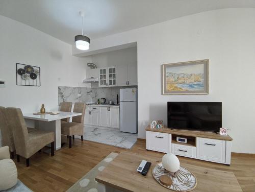 ブドヴァにあるApartman Mina, Bečići - Budvaのリビングルーム(テレビ付)、キッチン