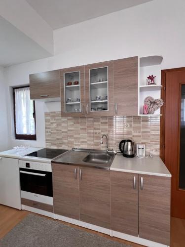 Dapur atau dapur kecil di Apartmani Odmor Fojnica