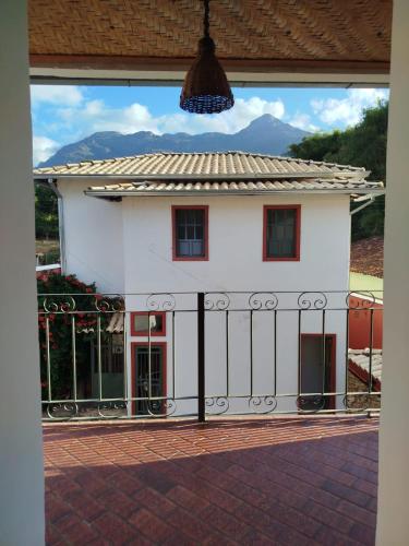 a white building with a fence in front of it at Pousada Portas da Lua in Catas Altas