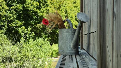 a bird in a bucket on the side of a house at Chalet Refuge et Confort in Saint-Laurent-en-Grandvaux