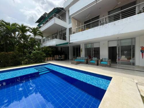 Kolam renang di atau dekat dengan Amplio y cómodo apto para 6 a Max 12 personas con piscina privada en Laguna Club