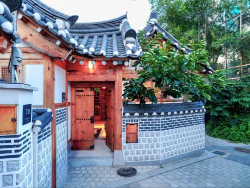 an entrance to a building with a roof at #오픈할인# 경복궁역 도보 4분#한옥#전통체험#경복궁,인사동,북촌,서촌,광화문,명동, 동대문 바로 옆#짐보관# 9인#호텔침구#각방에어컨#무료와이파이#세탁건조기#교통최고 in Seoul