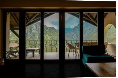 Nespecifikovaný výhled na hory nebo výhled na hory při pohledu z hostelu