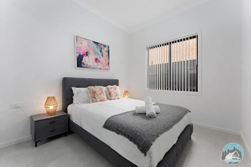 CobbittyAircabin - Cobbitty Spacious 4BR with 2 Baths的卧室里有一张床，床上有一只泰迪熊