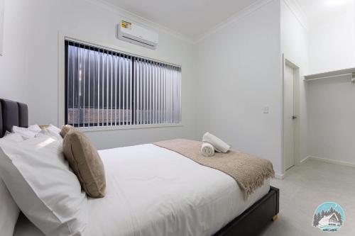 Aircabin - Cobbitty Spacious 4BR with 2 Bathsにあるベッド