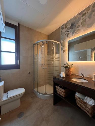 a bathroom with a shower and a toilet and a sink at inncadiz El Refugio de Gadir in Cádiz