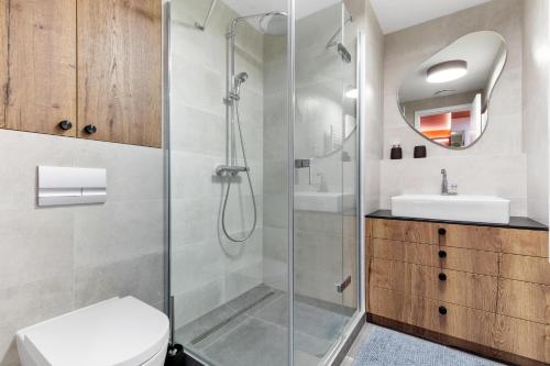 une salle de bains avec douche, toilettes et lavabo dans l'établissement SkyPark Apartment with City Views Free Parking, à Nivy