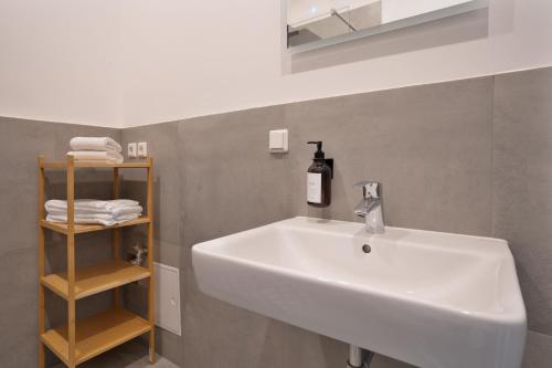 Ένα μπάνιο στο Zentrale Apartments I home2share