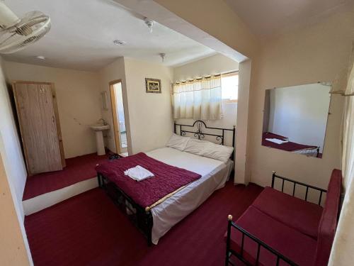 Postel nebo postele na pokoji v ubytování HOTEL HIGHLANDER INN SKARDu