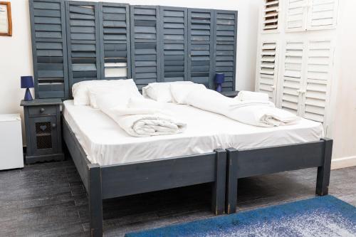 a bed with white sheets and pillows in a room at Régi Posta Hotel és Étterem in Debrecen