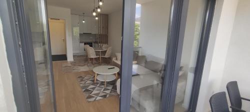 Una cocina y un comedor con mesa y sillas. en Apartman 22, en Trebinje