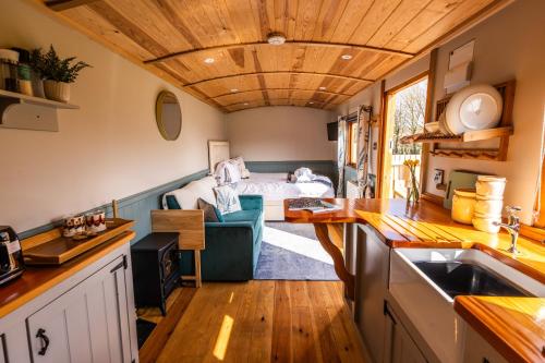 a kitchen and living room in a tiny house at Bluebell Hut in Bristol