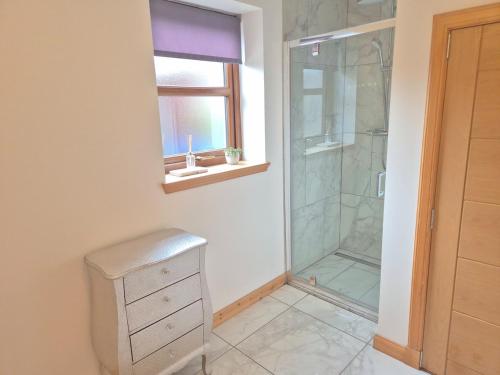 Ένα μπάνιο στο 2 Bed House - free parking, short walk to City centre