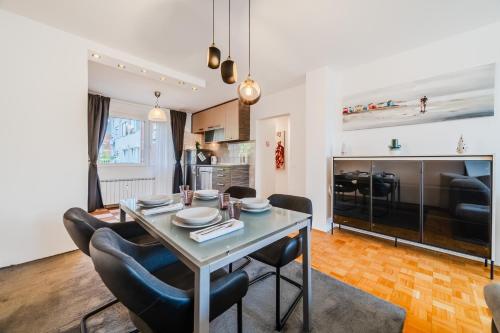 The Green Corner Apartment With Balcony - Happy Rentals