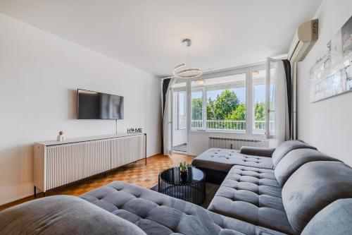 The Green Corner Apartment With Balcony - Happy Rentals