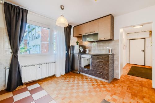 The Green Corner Apartment With Balcony - Happy Rentals