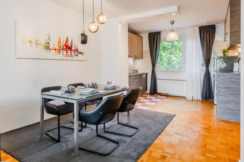 The Green Corner Apartment With Balcony - Happy Rentals