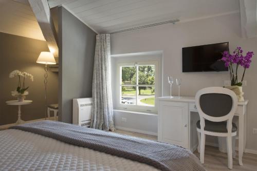 - une chambre avec un lit, un bureau et une fenêtre dans l'établissement B&B Villa Anna, à Lucques