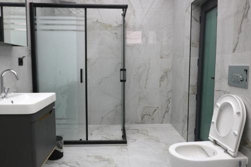 Bilik mandi di Çalışkan Otel