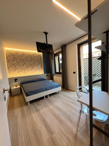 a bedroom with a bed and a table at Maison Alice - Casa Vacanze in Samarate