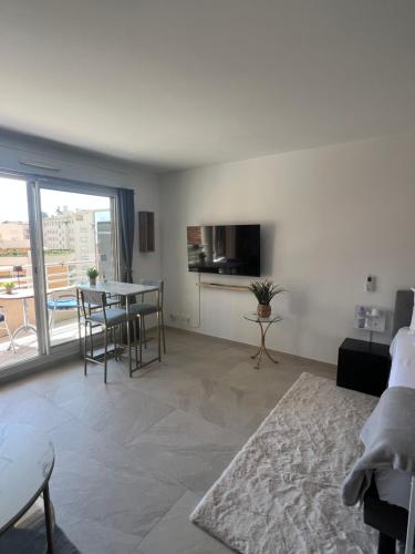 ボーソレイユにあるNew Large Studio - Monaco Border - Sea View - Lift - Parking includedのソファとテーブルのあるリビングルーム