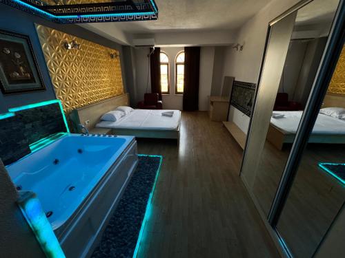 Una cama o camas en una habitación de GOT Prizren Hotel