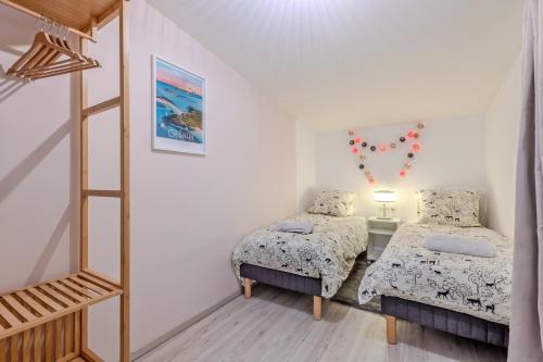 a small room with two beds and a ladder at Le Loft, Spacieux 170 m2, Billiards, jardin, 3 chambres in Quimper
