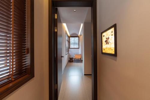 a hallway with a door leading to a room at 凤凰古城树喜民宿店Shuxi Guesthouse- Fenghuang Ancient Town in Fenghuang